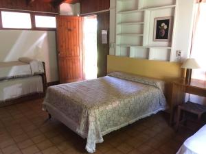 1 dormitorio con 1 cama en una habitación en Hosteria Helvecia en Montecarlo