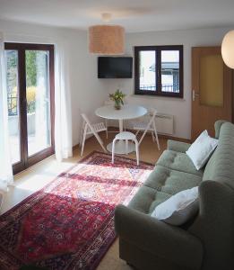 een woonkamer met een bank en een tafel bij Lakeview Guesthouse & Chalet Bled in Bled