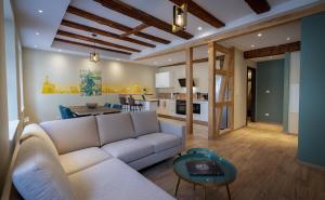 ein Wohnzimmer mit einem weißen Sofa und einem Tisch in der Unterkunft SERENITY Colmar - Gîtes de Prestige 4 et 5 étoiles - 2, 4 et 6 personnes- Centre Historique in Colmar