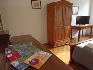 een woonkamer met een tafel met een boek erop bij Casa Caty in Pinerolo
