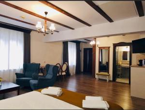 錫比烏的住宿－Old Town Cataleya，客厅配有床和沙发