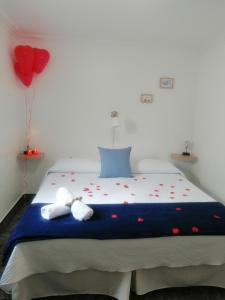 1 dormitorio con 1 cama con 2 toallas y globos en Pensión Playa, en Los Cristianos