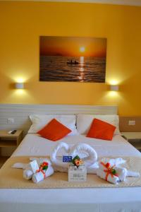 - une chambre avec un lit et des serviettes dans l'établissement Le Twins -Bed and Breakfast, à Tropea