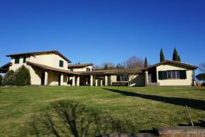 a house with a large lawn in front of it at Oasi Del Verde in Soriano nel Cimino