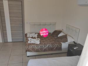 Postel nebo postele na pokoji v ubytování Romeo Beach Hotel