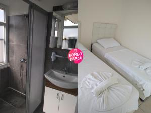 Postel nebo postele na pokoji v ubytování Romeo Beach Hotel