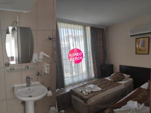 Koupelna v ubytování Romeo Beach Hotel