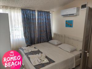 Postel nebo postele na pokoji v ubytování Romeo Beach Hotel