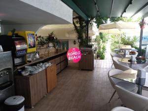 Kuchyň nebo kuchyňský kout v ubytování Romeo Beach Hotel