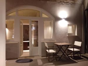 - une salle à manger avec une table, des chaises et une porte dans l'établissement Residenza Corso Baccio, à SantʼElpidio a Mare