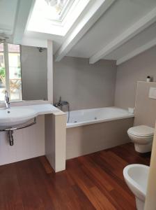 y baño con bañera, aseo y lavamanos. en La Pietra del Golfo, en La Spezia