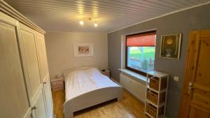 a small bedroom with a bed and a window at Charaktervolle Whg mit Parkplatz nähe Kassel in Hannoversch Münden