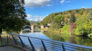a bridge over a river next to a forest at Charaktervolle Whg mit Parkplatz nähe Kassel in Hannoversch Münden