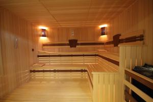 een sauna met houten wanden en een houten vloer bij Dalyan Resort & Spa in Dalyan