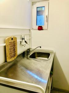 a kitchen counter with a sink and a window at Bambus Wohnung in Murrhardt