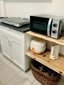 a microwave and a toaster on a kitchen counter at Bambus Wohnung in Murrhardt