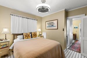 Un dormitorio con una cama grande y una ventana en Charming 1923 Cottage at Erehwon Retreat, en Tampa