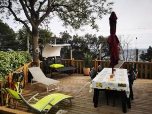 eine Terrasse mit Stühlen, einem Tisch und Stühlen in der Unterkunft Mobil home 8 personnes camping l ile d or saint raphael in Saint-Raphaël