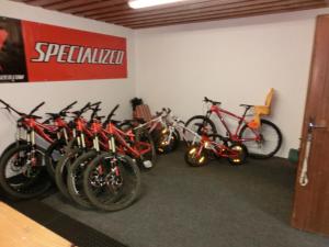 un montón de bicicletas estacionadas en una habitación en Penzion Kaminek, en Rokytnice nad Jizerou