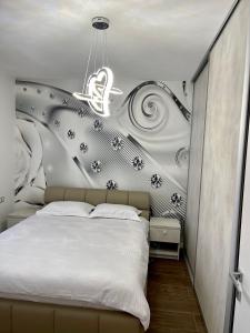 a bedroom with a bed and a black and white wall at Piso Moderno -Baia Mare in Baia Mare