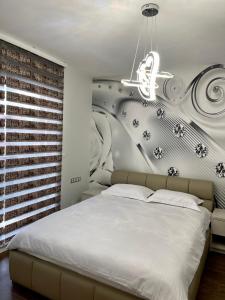 a bedroom with a large bed with a wall mural at Piso Moderno -Baia Mare in Baia Mare