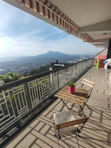 balkon z drewnianym stołem i krzesłami w obiekcie Incanto w mieście Lettere