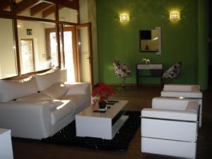 a living room with a white couch and a table at Hostal la Cuesta in Vega de Espinareda