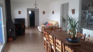 een woonkamer met een tafel en een bank bij CASA IDEAL PARA DESCANSO Y TRANQUILIDAD in Fortuna