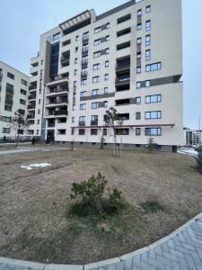 un gran edificio con un patio delante en Apart B&V en Brasov