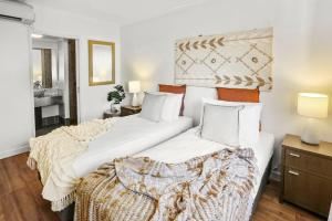 Calypso at Mango Lagoon Resort客房内的一张或多张床位