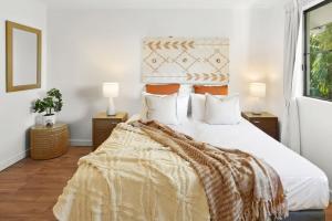 Calypso at Mango Lagoon Resort客房内的一张或多张床位