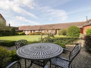 a metal table and chairs in a garden at Burford Cottage in Weston on Avon