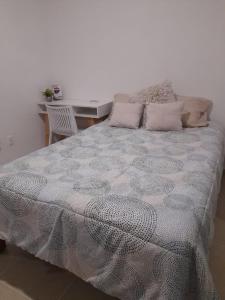 uma cama grande num quarto com uma secretária em Fabulous Apartment HOEStel Lucerna! em Playa del Carmen