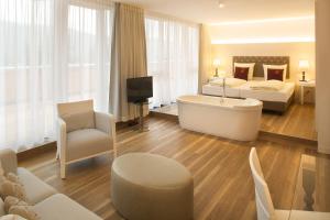 Postel nebo postele na pokoji v ubytování Hotel Bären Titisee + 37 fotografií