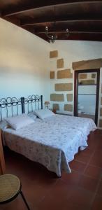 Ένα ή περισσότερα κρεβάτια σε δωμάτιο στο Casa Rural Finca Las Dulces