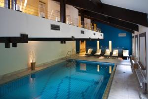 einen großen Pool mit Stühlen und einem Pool in der Unterkunft Hotel Bären Titisee in Titisee-Neustadt
