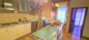 Kuchyňa alebo kuchynka v ubytovaní Lovely Centric Apartment