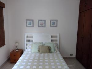 Un pat sau paturi într-o cameră la Apartamento amplo próximo a praia - Faça tudo a pé
