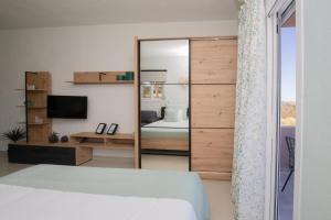 Ein Bett oder Betten in einem Zimmer der Unterkunft Studio Athena with panoramic view of MakryGialos