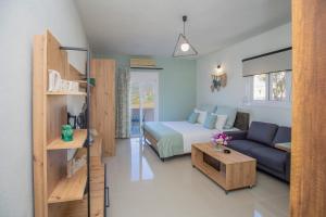 Ein Bett oder Betten in einem Zimmer der Unterkunft Studio Athena with panoramic view of MakryGialos
