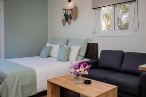 Ein Bett oder Betten in einem Zimmer der Unterkunft Studio Athena with panoramic view of MakryGialos