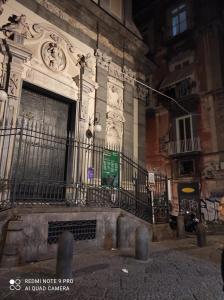 un vecchio edificio con un orologio sul lato di Casa Fofo' a Napoli