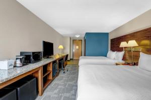 Voodi või voodid majutusasutuse Days Inn by Wyndham Red Deer toas