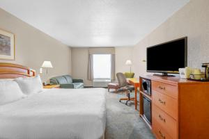 Voodi või voodid majutusasutuse Days Inn by Wyndham Red Deer toas