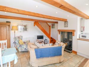 ein Wohnzimmer mit 2 Sofas und einem Kamin in der Unterkunft School House Cottage in Newtown