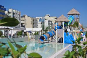 Bazén v ubytování Pensione TOSCA B&B Cattolica nebo v jeho okolí