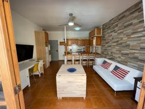 - un salon avec un canapé et une table dans l'établissement candelaria vacaciones centro, playa 20 metros, in center holidays beach at 20 meters, à Candelaria