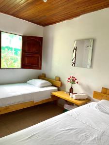 Säng eller sängar i ett rum på EcoHostal Palmares Del Rio