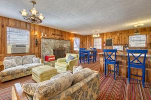 uma sala de estar com um sofá e uma lareira em Tara's Dream Mountain Cabin em Canton
