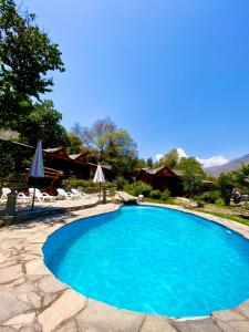 聖何塞德邁波的住宿－Refugio del Maipo Lodge，庭院里的一个蓝色海水游泳池